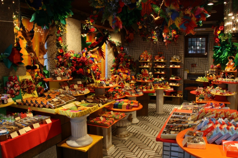 vitrine-MALAUSSENE-min_candy_store_chocolate_shop_chocolate_switzerland-393515